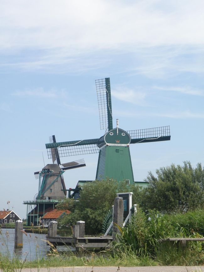 ベルギー＆オランダへ行ってきました。<br />ひとり旅、チョコとビールと風車を楽しみに。<br />天気も良く、夏のヨーロッパを満喫してきました。<br /><br />今日はブリュッセルから列車でザーンセ･スカンスを目指します。オランダといえば、風車。見たかった風景が見られて満足の1日でした。
