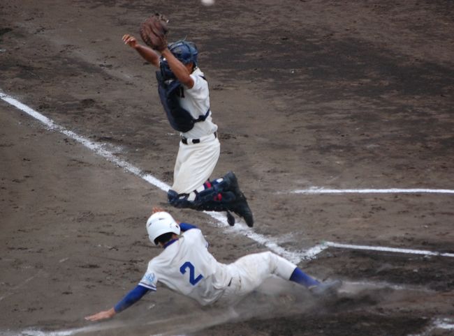 新しい俣野公園野球場に高校野球を見に行きました。神奈川県の高校野球人気は凄いですな。<br />新しくて小さなスタンドには、ほぼ満員になりました。<br />最近、野球観戦記が続いております。<br /><br />＜第一試合＞　上溝高校VS市立川崎高校<br />＜第二試合＞　厚木高校VS茅ヶ崎北陵高校<br /><br />上溝高校のショートのプレーが光りました。<br />厚木高校のチアガール、世界クラスの応援でした。<br /><br />【当日のモブログ】<br />http://blog.livedoor.jp/chifu_19/archives/51693606.html<br />http://blog.livedoor.jp/chifu_19/archives/51693688.html