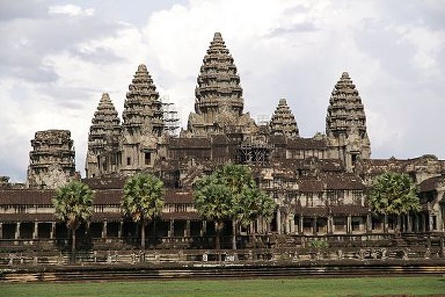 カンボジアと共にラオスに行ってきました。アンコールワットをメインに、カンボジアの首都プノンペンとラオスの首都鼻ビエンチャンを訪れる旅でした。<br />シュムリアップはアンコールワット、バイヨンを初めとした遺跡がたくさんあるけれど、二日ではまったく足りませんでした。<br /><br />【ホームページ風景写真】<br />http://rokumaru.main.jp/asia/landscape/kh/indexj.html<br />【ホームページ旅行記】<br />http://rokumaru.main.jp/asia/travelogue/09/indexj.html