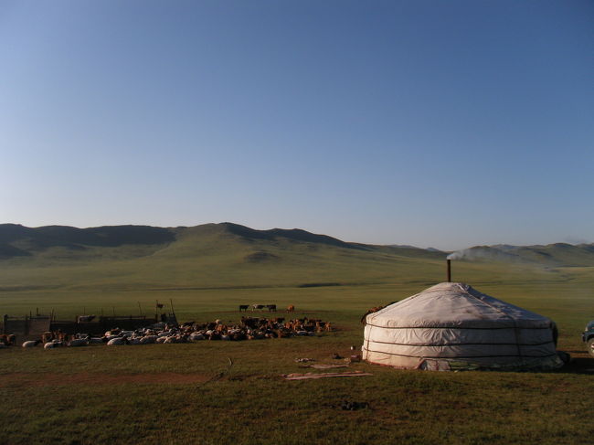 ★遊牧民の人たちと一緒に生活体験したい<br />★大草原を馬で駆け抜けたい<br />★大草原の動物たちを見ながらゆっくりしたい<br /><br />そんな思いで決めた初めてのモンゴル。<br /><br />モンゴルの旅8日間ではすごくディープな体験ができて<br />楽しすぎて、最後遊牧民の家族の人たちとお別れするとき<br />最終日ガイドさんと旅を振り返りながら飲んだ時<br />号泣しちゃいました。<br /><br />