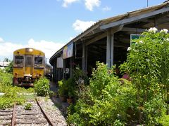 線路の上の市場のある街、メークロンから鉄道でバンコクへ