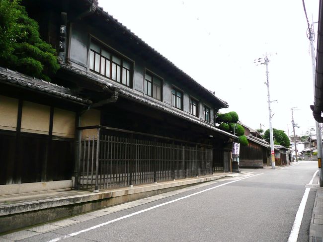 梅雨空の鬱陶しいこの日、山の方は諦め近くの三木市へ行ってきました。<br />三木市は金物の町として有名で、三木城の城下町でもある。<br />この三木には、秀吉西国攻めの際、反旗をひるがえした三木城攻略や負傷兵を有馬温泉に運ぶため整備したとされる湯の山街道があって、江戸から明治にかけての民家が残り、姫路道や明石道が集まる交通の要所だった昔を偲ばせる。<br />三木城址や金物資料館、三木城落城の際の城主別所長治公夫妻の首塚などを見て、街道入口の「湯の山みち街道茶屋」でランチタイム。湯の山街道をのんびり散策して三木の歴史を訪ねる旅を終え、帰途道の駅三木で地酒と金物の町に相応しいお土産を買い家路についた。<br />