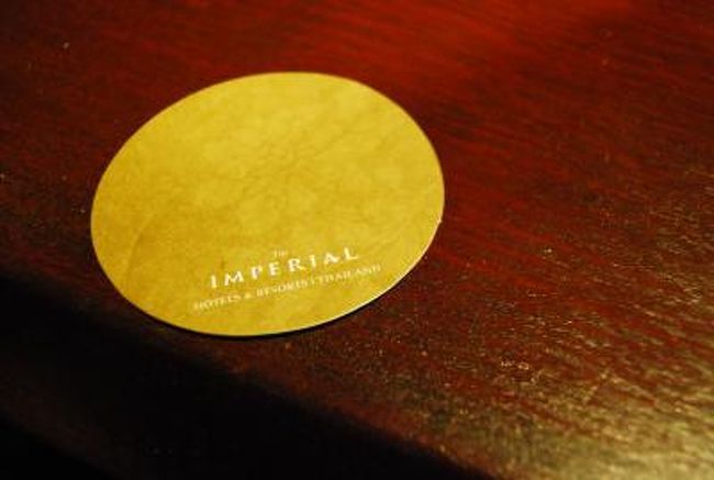 このホテルに泊まる際に色々ネットで情報を調べましたが、あまりないのでココで。<br /><br />ホテルには沢山の花が咲いてました。<br /><br />ホテルはギリシャのサントリーニにいるような白と青に統一され、カラフルの花がよく映えました!<br /><br />Premier Sea Facingという一番ランクが低い部屋でしたが、広さは充分。<br />ベランダからも海が見えますし。<br /><br />ビーチに近いレストランは毎日イベントを変更していて、毎日食べに行っても飽きない作りに。<br /><br />プールも2つ。ただ、真水プールの方はいつもガラガラでした。<br /><br />残念な事は、毎日朝食の内容が変わらない事。<br />唯一変わるのはタイ料理のカレーの種類(笑)<br />うーん、長期滞在には飽きます。<br /><br />今回滞在中、日本人には会わず。<br />そしてスタッフに日本人がいるとの情報でしたが、その方にも一度も会わず(?)<br />いったいどこにいるんだろう?<br /><br />チャウエンノイにあるため、夜も静か昼間もさほどにぎやかでもなく、居心地は最高。ホテルの目の前の海は、遠浅だけどいい感じに波があり、岩場は多少あるけどとても綺麗!<br /><br />チャウエンには一度歩いて出てみましたが、夕方涼しくなってからなら可能。<br />けれど、ホテルの前に夕方になればソンテウが客待ちで何台も待ってます☆<br />ので、拾うのは簡単。<br />昼間ならチャウエンまで一人25THB、夜なら50THB.<br /><br />歩いてちょっと行った所にファミリーマートもあります。<br />ロータス等に行く時は、一本道なので、便利!<br /><br />(HP)<br />http://www.imperialhotels.com/samui/index.html