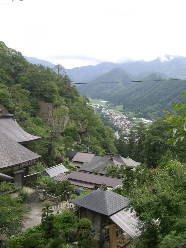 癒しの東北の旅です。<br /><br />東京駅から深夜バスで山形駅へ。<br /><br />あいにくの雨。。<br /><br /><br />そこからレンタで肘折温泉、銀山温泉、寒河江・・・<br />そして山形駅近くの奇跡のゲストハウスに泊まる。<br /><br />そして次の日は山寺に行きました。<br /><br />そこから電車で仙台へ・・・<br /><br /><br />できなかったのは・・・<br /><br />・雨のため、最上川くだりできず（＞＜）<br />・どんどん焼き、肉そば食べれず。<br /><br />また行く！！