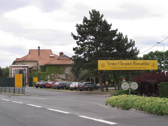 さてさて今回の旅行は、ちゅんちゅんがどうしても行きたかった場所Franceの北部シャンパーニュ=アルデンヌ地方でございます。あぁ~お酒の好きなちゅんちゅんには楽園のような場所。特にこの地方の中心にあたるReims(ランス)にはVeuve Clicquot Ponsardin(ヴーヴ・クリコ・ポンサルダン)、POMMERY(ポメリー)、Taittinger(テタンジェ)、G.H.Mumm(G.H.マム)、Poper-Heidsieck(パイパー・エイドシック)など数多くのメゾンが点在しており、カーヴ(酒蔵)見学には最適な場所!! 今回は1泊2日となにせ時間が少なく、どれほどシャンパンをあびれるか…いやいやカーヴ見学できるかが勝負!!なにせほとんどのメゾンが要予約なので出発前にメールでコンタクトをとったりと時間調節が本当に大変だった。それでもちゅんちゅんが行きたかったメゾンVeuve Clicquot PonsardinとPOMMERYの予約をゲットできたのはお手柄♪さぁ~ハシゴ酒だぁ~(←なんとも品なのない)といつになくテンションハイのちゅんちゅんでありました。もし良ければこちらもどうぞ.。.:*・゜゚・(´ー`).。*・゜゚・*:.。..。.:*フランス旅行~ランス② 憧れのシャンパーニュ地方でシャンパーニュを楽しむ:ヴーヴ・クリコ・ポンサルダン編http://4travel.jp/traveler/umagon/album/10358117/フランス旅行~ランス③ 憧れのシャンパーニュ地方でシャンパーニュを楽しむ:テタンジェ&フォシェ編http://4travel.jp/traveler/umagon/album/10358716/フランス旅行~ランス④ 憧れのシャンパーニュ地方でシャンパーニュを楽しむ:ポメリー&ノートル・ダム大聖堂、サン・レミ聖堂編http://4travel.jp/traveler/umagon/album/10359321/