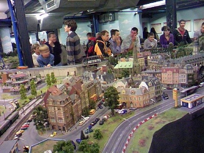鉄道から車、遊園地、山のロープウェイ、町の雰囲気など。。。。最低3時間と体力が必要だった。 昼は混んで、50分待ちだったので、夕方行きました。すぐ入れました。 最後は時間切れでもっと見たかった。中にはレストランもあります。 入口のお姉さんにバスの時刻を聞いたら、ネットで調べてくれました。綺麗で親切でした。 楽しくて、ほとんど動画で撮ってるので、ここに載せれないのが、残念