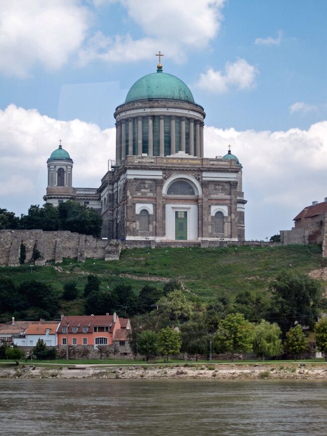 ブラチスラヴァからブダペストの間のドナウ川沿いは見所も多く楽しめた4時間の船旅でした。<br />ちょっとスピードは速いですが、到着場所の船着場も街の便利な場所なので飛行機で入るより100倍良かったかな（笑）。<br /><br />ただ、<br />ドナウ川は蒼くなかった^^;<br />夜のドナウは蒼っぽかったけど。<br /><br /><br /><br />