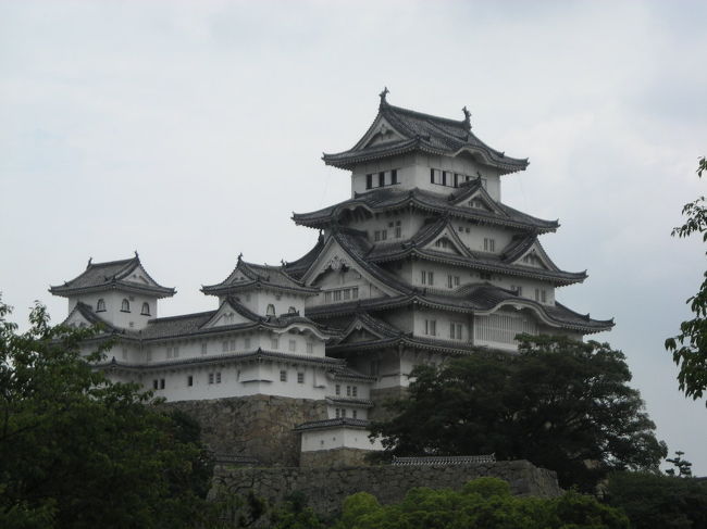 **************<br />今回の旅程<br /><br />7/18 <br />新幹線で姫路まで、姫路城を見て神戸に戻り、神戸観光。神戸のビジネスホテル泊<br /><br />7/19<br />電車で大阪、難波へ。ちょっとお昼食べて、高野山に向かう。高野山歩いて、高野山の宿坊泊<br /><br />7/20<br />高野山ちょっとあるいて大阪へ戻る。難波でお昼食べて、新幹線で東京へ帰宅<br />**************<br /><br /><br />こちらは姫路・神戸の旅です。<br /><br />姫路は姫路城が見たくて。今年の秋から5年間修復工事に入るそうなので、その前に見たくなって行くことにしました。<br /><br />神戸は行ったこと無いから行きました。普通の街かと思いきや、案外楽しめた。<br /><br />ちなみにJR出張プランを使って行きました。<br />新幹線の往復にビジネスホテル宿泊付き。<br />これはお得なチケットですね。また使いたい。<br /><br />