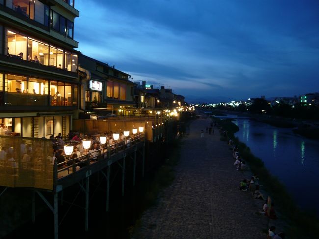 ウェスティンへチェックインした後は、ぶらりと京都市内を観光します。<br /><br />修学旅行などで何度か訪問している京都ですが、何度見ても趣のある観光地ですね。<br /><br />この時期だけの鴨川・川床も非常に混みあっていて夏を感じさせる京都の風景です。