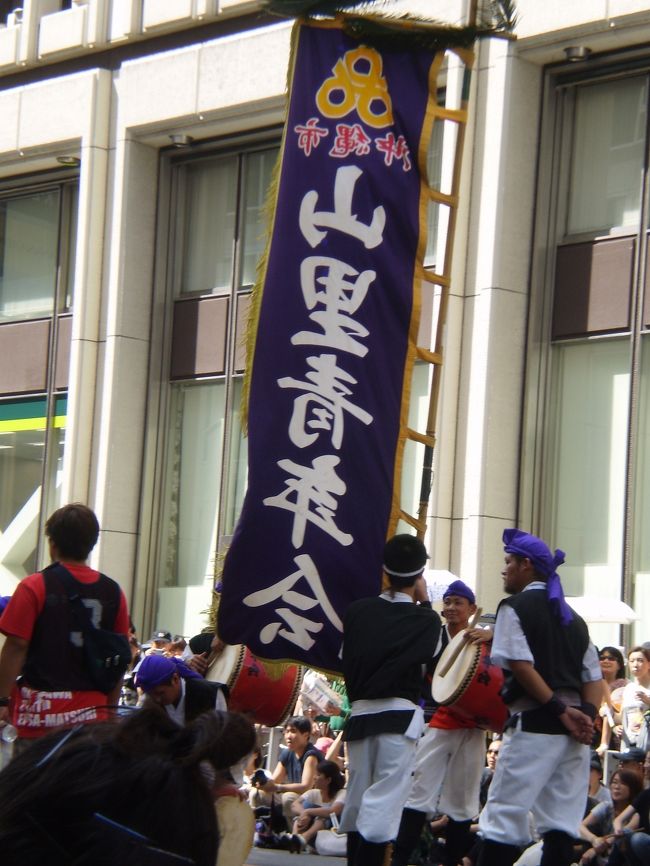 戻り梅雨の晴れ間の土曜日に新宿に行ってきました。<br />新宿通りでは、『第8回2009新宿エイサー祭り』が開催され、新宿に沖縄がやってきました。<br />久しぶりの晴れ間で32℃の中で21チームが熱くエイサーを演舞してくれました。<br /><br />