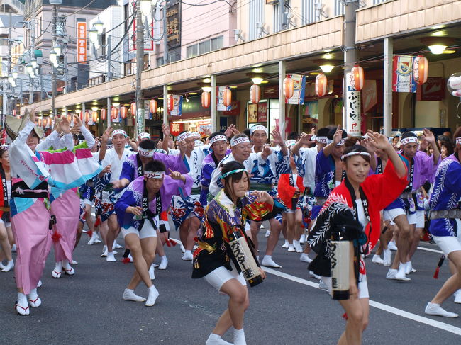 夏のお祭りは気持ちがワクワクする。<br /><br />浴衣姿で内輪を仰ぎながら花火を見るといった日本の祭りの代名詞的な部分が少なくなってきてはいるが、地域地域で夏のお祭りを楽しんでいる。<br /><br />今週末は大和駅周辺で大和阿波踊りが開催される。駅周辺の通りを４０強のグループがループ状につながり１７:３０分同時にスタートする。<br />駅周辺は阿波踊りのお囃子で賑やかに。約２時間踊りは続く。<br /><br />その他駅周辺では特設ステージでのショーや露店商などが祭りを盛り上げる。<br /><br />何故阿波踊りなのか背景は分からないが、賑やかで楽しいからかも。