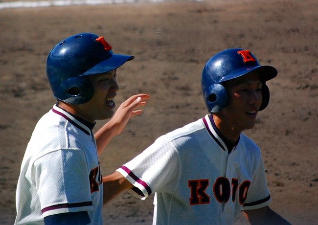 野球観戦記ばかりで、どうもすみません。<br /><br />旅行に行かず球場ばかり行っています。<br />夏は高校野球ですね。先週は俣野球場、そして、今回は神奈川県の野球のメッカ、保土ヶ谷球場(ハマスタではないぞ!)に行ってきました。<br /><br />石井裕也選手の母校、横浜創学館VS森三中村上の母校、橘学苑の試合と、<br />ベイスターズ(シーレックスとも言う)の三橋直樹投手の母校、向上VS野村真季(テレビ朝日)の母校の県立市ヶ尾高校の試合を見ました。<br /><br />保土ヶ谷と言えば、社会人野球かなぁ。。<br />http://4travel.jp/traveler/chifu/album/10321174/<br /><br />去年も保土ヶ谷で創学館を見たなぁ。。<br />http://4travel.jp/traveler/chifu/album/10256333/<br /><br />先週の俣野球場の様子は、<br />http://4travel.jp/traveler/chifu/album/10356788/<br /><br />【当日のモブログ】<br />http://blog.livedoor.jp/chifu_19/archives/51696787.html<br /><br />