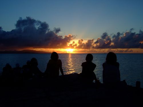 夕焼けに照らされた沖縄の海 （美しい海とオレンジに染まる