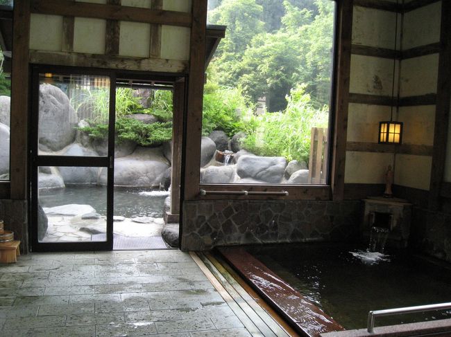 東京からアクセスの良い越後湯沢へ行ってきました。今回の目的地は「貝掛温泉」目に良いと言われる珍しい温泉です。湯温は低くいつまでも入っていられます。大河ドラマで『天地人』を放映中のためかついでに寄った林泉寺、雲洞庵は混んでいました。メディアの力恐るべし・・・。そう言いながら『天地人博』に行ってしまいましたけど。躍らされている・・・。