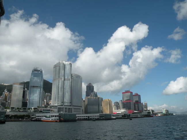 香港行って来ました！<br />日本で見た週間天気予報は雨、雷の最悪な予報。<br />でも、仲間の中に晴れ男＆女がいたようで、晴天に恵まれました。<br />同行者3人は二度目の香港旅行だったようですが、あたしともう一人は始めての香港。<br />なので、香港といえば100万ドルの夜景だ〜！！と2人でビクトリアピークにいってました。<br />それと今、香港で人気の二階建てバスで看板が迫ってくるネイザンロードを見て回りました。このネオン看板は規制がかかりはじめてきて、だんだん迫力が薄れてくるようなことをガイドさんが言ってましたよ。これから行かれる予定の方是非見てきてくださいね。<br /><br />中2日しか時間がないのにも拘らずマカオのも足を伸ばしてきました。<br />マカオでも天気に恵まれ、世界遺産に登録されている30箇所を巡ってきました。<br />最後にベネチアンに行きビールを頂きながらカジノを。ただビールが飲みたくてスロットを回したら100HK$が400HK$に化けてラッキー！！<br />儲かった300HK$でポルトガル料理食べて帰ってきました。