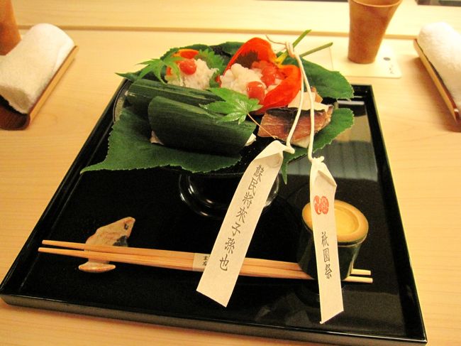 以前、ランチで訪れた『祇園 末友』。<br /><br />店主が「今度は夜に来てやぁ〜」なんて何度も言うので<br />今回、夜のお料理を楽しみに、行ってまいりました。<br /><br />あ、ちなみに前回のランチの様子はコチラ↓<br />http://4travel.jp/traveler/madogiwa/album/10325104/<br /><br /><br />今回も、ブログじゃ写真を貼るのがめんどうなんで<br />コチラで書いてまいりまする〜。<br />http://blog.goo.ne.jp/mamejiro040411