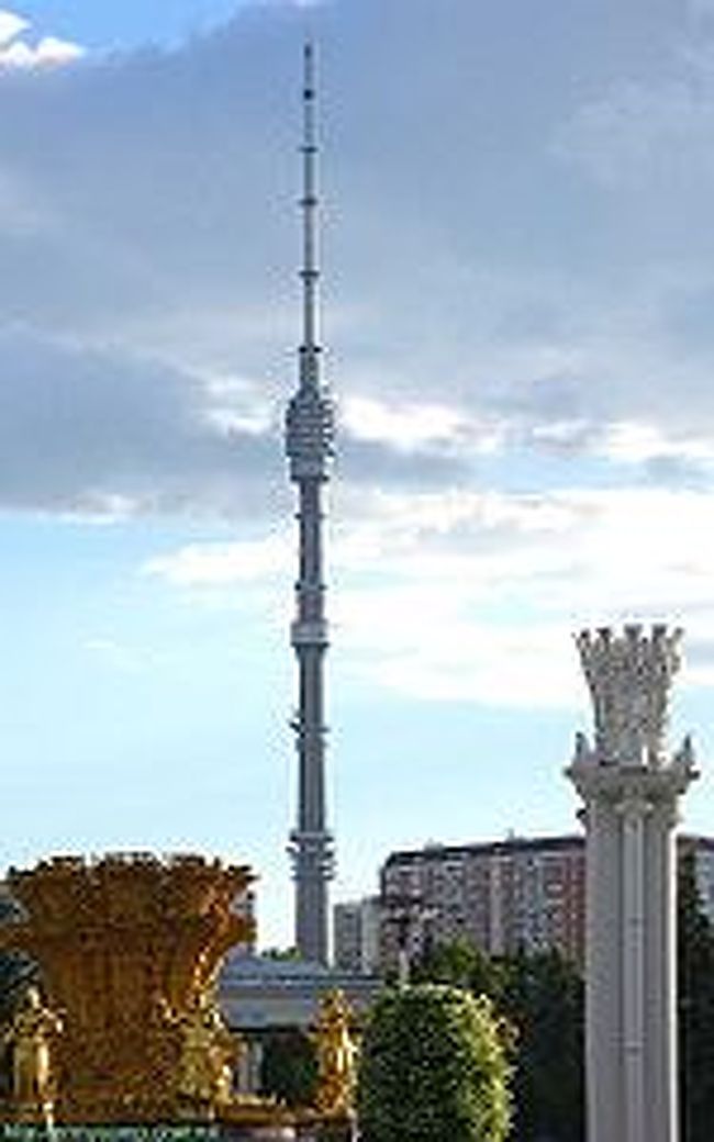 皆さんはモスクワにある観光地の一つ、オスタンキノ・テレビタワーをご存知ですか?もしかしたら、皆さんは2000年にタワーで火災が起きたことを覚えていらっしゃるかもしれません。その火災で3人死者が出て、タワーは再建のため閉鎖されました。しかし、今年4月から、再オープンになっています。オスタンキノ・タワー(540m)は1967年に建てられ、1976年にカナダのトロントでCNタワー(553m)が建てられるまで、世界で最も高いビルでした。現在は、CNタワーとアラブ首長国連邦・ドバイ市のブルジュ・ドバイに次いで第3位の高さです。そのタワーではどのようなツアーが行われているのでしょうか?