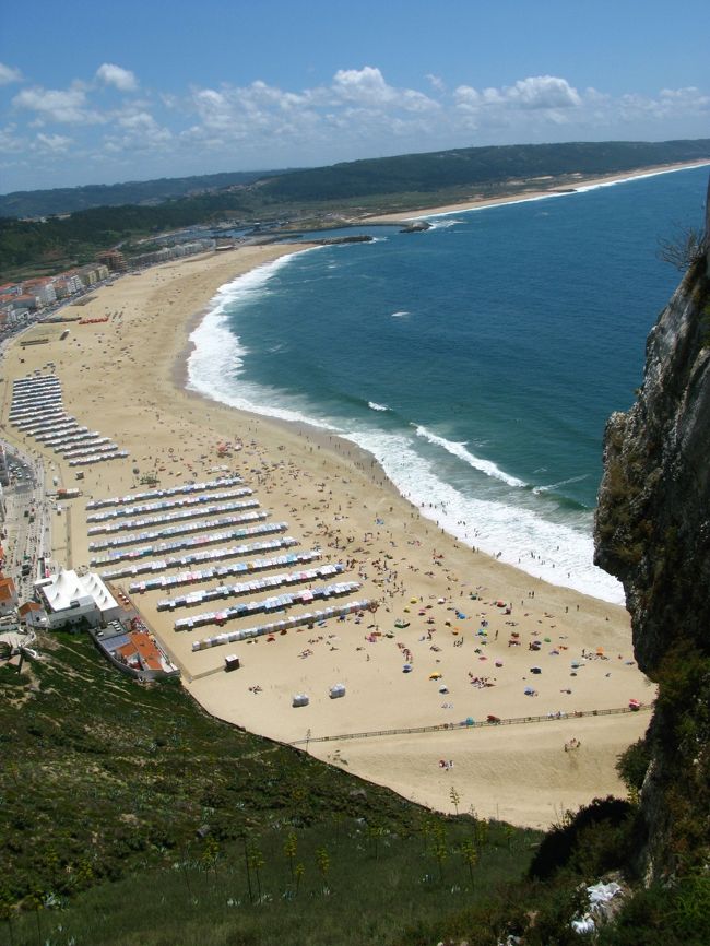 7/14Nazare　Pederneira,A Praia地区を見学した後，1410ケーブルカーで，O Sitio地区へ，絶景に感激．さらにMemoria礼拝堂，Nossa Senhora da Nazare教会，Joaquim Manso博士民族・考古学博物館を見た．雰囲気は山の手という感じ，N.Sra.da Nazare教会の堂々としたたたずまいには驚いた．博物館はNazareの気候，歴史，風俗がコンパクトにわかって面白かった．受付の女性が大変親切で気持ちよかった．海岸のリゾート地だが，信仰の場と隣り合わせがいかにもカトリック国らしい．1455下りのケーブルカーに乗り，もう一度Praiaの路地をそぞろ歩いた後，1515タクシーでAlcobacaに向かう．