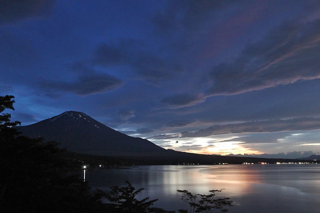 日本の渚百選:平成8年に「海の日」が国民の祝日として制定されたことを記念し、景観や自然環境が保たれた全国の美しい渚を選ばれたものが「日本の渚・百選」です。山梨県は海の無い内陸県ではありますが、山中湖の「夕焼けの渚」が選ばれています。(渚とは波が打つ寄せる場所であり、海とは限りません)渚百選は、全国の海、湖沼の中から特に良好な状態で保存されている渚を、学識経験者らで構成する中央審査委員会が、海岸(95ヶ所)、湖沼(5ヶ所)を選んだものです。-------------------丁度、日が沈む時間。