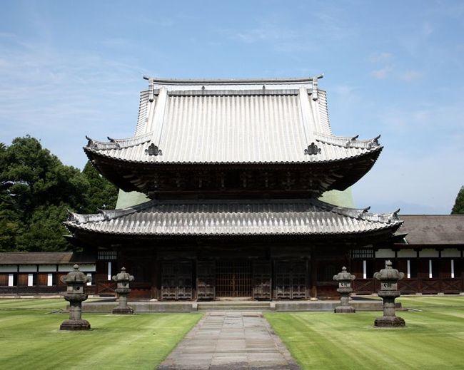 瑞龍寺は，高岡の町を開いた加賀藩第二代藩主前田利長の菩提寺です。<br />仏殿，法堂，山門が国宝にしてされており，これらは富山県唯一の国宝です。<br /><br />