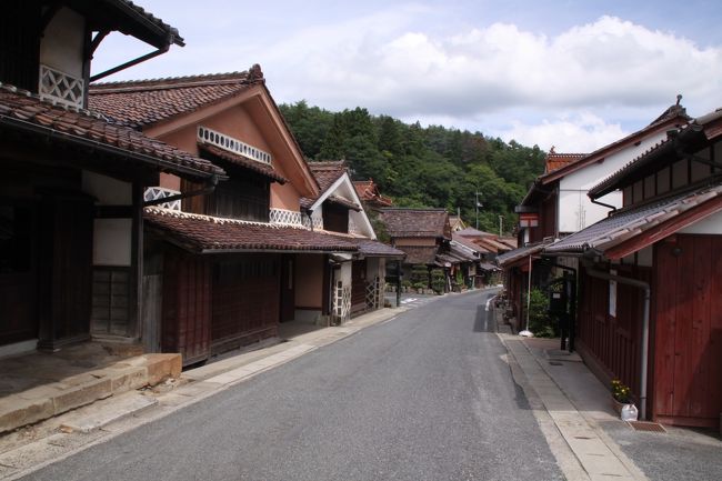 備中国の拠点であった鎌倉時代からの城下町・高梁の郊外には、銅山と硫酸鉄を原料にした「ベンガラ」の産地として栄華を誇った吹屋のまちがあります。<br /><br />中国山地の谷間に広がる吹屋は、かつての栄華が忘れられたような静寂なまちで、石州瓦や赤銅色の外壁で統一された江戸時代からの美しい家々が並んでいます。<br /><br />梅雨の合間に晴れた蒸し暑い７月の上旬、新見市のカルスト台地の自然造形・羅生門とともに訪ねてみました。<br />