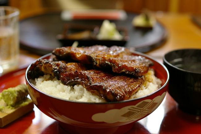 海と山と温泉にめぐまれた伊東。でも赤ちゃんと一緒だとアウトドアも温泉も難しい。<br />ということで、今回楽しめたのは伊東のグルメ。<br /><br />１つは伊東で取れたうなぎを使っているという「福也」さんのうな丼。<br />ふわっふわのうなぎに、伊豆のわさびをすりおろして食べる。そのわさびとうなぎの組み合わせがとってもおいしかった。<br />山の中にひっそりとあるので、お客さんも多くなく静か。座敷席があるので、赤ちゃんを座布団に転がし、ゆっくりお食事ができた。<br /><br />もう１つがぐり茶のお店「ぐり茶の杉山」の無添加抹茶ソフトクリーム。<br />無添加のソフトクリームに抹茶の粉がかかっている。<br />からだに優しい感じで、授乳中のママにも安心のデザートだった。<br />