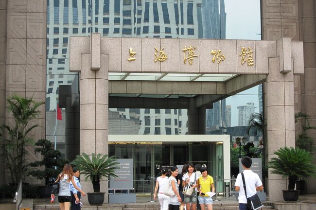 旅行の最終日です。午後の出発まで自由時間でした。予定通り地下鉄に乗って上海博物館に出かけました。前にも経験した朝の9時前の地下鉄1号線は、さすがに通勤ラッシュでした。<br />11時半がバッゲージダウンの時間でしたから、一度ホテルに戻り、すぐに上海博物館に戻りました。2回目の時は昼の時間でしたから、博物館近くの地下街でラーメンを食べてから入場しました。この時は、待ち時間ゼロでした。