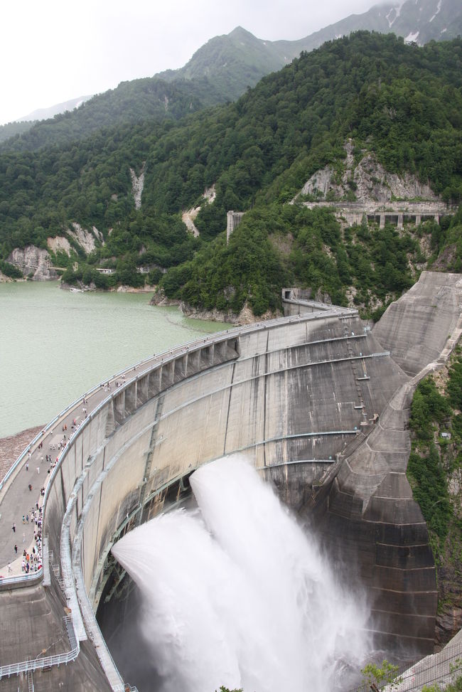 各地で集中豪雨が続く中、黒部ダムから立山を旅しました。<br />１週間ほど前から、立山の気象情報を気にしながら、この日を迎えました。<br />天気予報は、曇または霧のち雨、気温は最高１５℃、最低８℃。<br /><br />今回の山旅は、高校時代の仲間１３人（男性６人、女性７人）、全員同い年。<br />リーダーのＮ君は登山のベテラン、それ以外は、ほとんど素人です。<br />そんな訳で、直前に起きた北海道の事故もあり、家族や友人からは心配する声もありましたが・・・。<br />全員、無事下山することができました。<br /><br /><br />