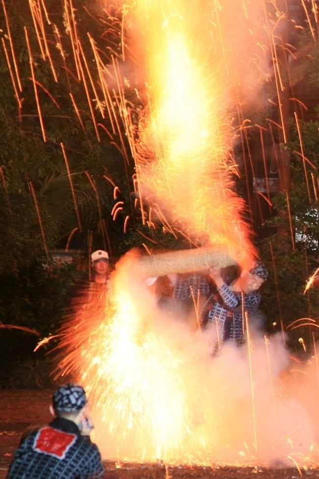 7月17日〜19日にかけて吉田神社やその周辺で、「2009 豊橋祇園祭 花火大会」が行われました。3日間も通えないので、初日の吉田神社に奉納される宵祭の手筒・大筒・乱玉を見てきました。<br />この日は、到着早々雨が降り始め、濡れながらの手筒花火見物になってしまいました。<br /><br />写真は、400年の歴史を持つ手筒花火の放揚・最後のハネ爆発！
