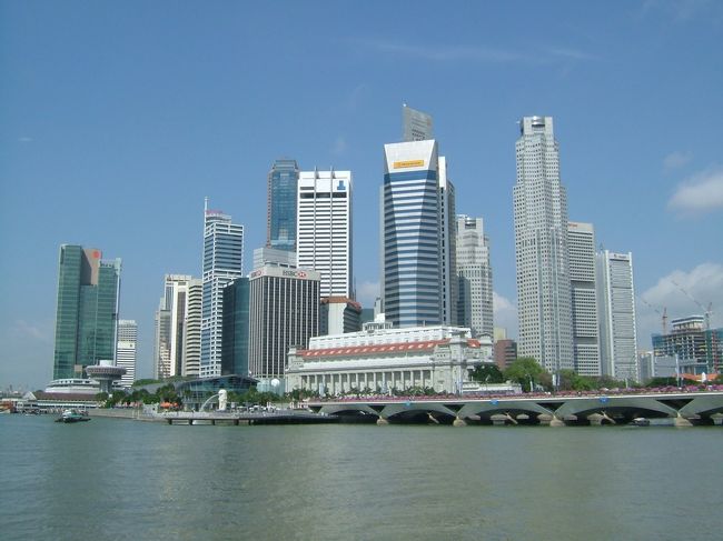 無事問題ありありのＮＷ１９便で深夜シンガポールに到着した３人。<br /><br />翌朝までチャンギ空港で時間をつぶし、ＭＲＴが動き出す時間になったら速攻で今回泊まるホテル「Raffles the Plaza」に移動しました。<br /><br />かなりいいホテルでしたが、眺めがいまいちだったな。<br /><br />隣の「Swissotel the Stanford」に２年後泊まることになりますが、こっちの方が数百倍良いですね。<br /><br />さて、シンガポール市内の観光について続きをご覧下さい。