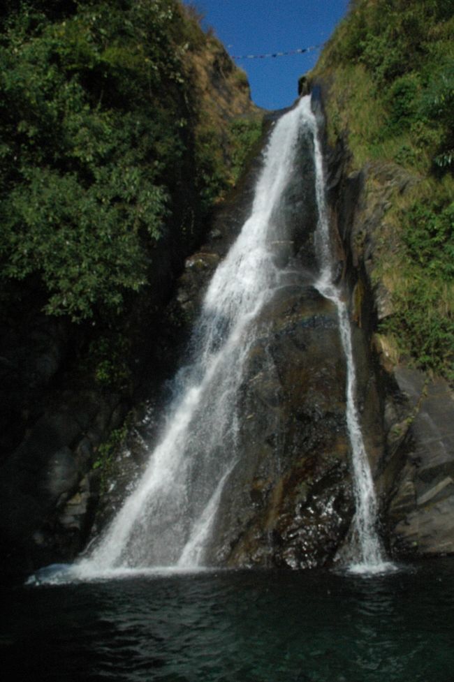 マクロードガンジーから２ｋｍ東にあるハグス村。カーングーラの藩主のたてたシヴァ神の寺院がる。村から３０分ほのところに滝がある。