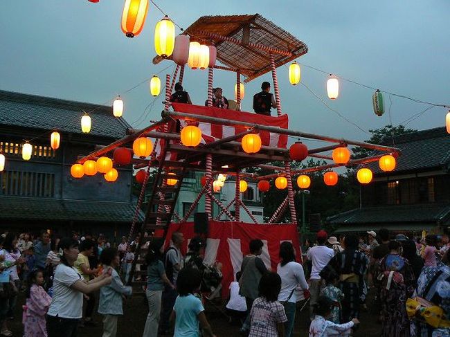 「江戸東京たてもの園」では、年に一度だけ夜間開園があります。題して「下町夕涼み」。<br />スナップショットの練習がてら行ってきました。<br /><br />今年は夕涼み気分は希薄ですが大勢の人たちが集まってました。<br />昭和レトロな町並を浴衣姿でそぞろ歩きも乙なもの。<br />町はずれの広場には櫓が組まれて盛大な盆踊り大会。<br /><br />久々の昭和へのタイムトリップ。<br />忘れかけていたワクワクするような夏の夜が蘇ります。