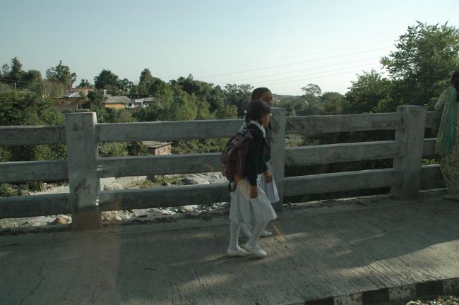 ダラムサラの街で見かけたインドの小学校や中学校の生徒