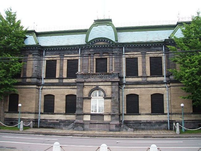 　小樽は私にとっては何度訪れても、古きよき時代を髣髴させ、不思議なノスタルジーをかもし出して迎えてくれる、そんな町です。<br />　私達はいつも北海道のあちこちを旅した後で、故郷へでも帰りつくかのように、小樽へ帰ってきます。<br />　小樽は、私たちがいつも利用している新日本海フェリーの発着の場ですから、当然といえば当然ですけれど。