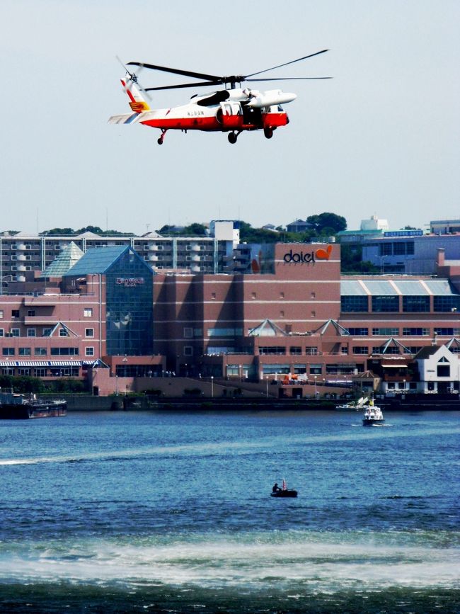 海上自衛隊ヨコスカサマーフェスタ2009に行きました。飛行救難訓練と大型曳船訓練を公開していました。間近で見る技の素晴らしさに感動しました。<br /><br />UH-60J 救難ヘリコプターについては・・<br />http://rightwing.sakura.ne.jp/equipment/jmsdf/aviation/uh-60j/uh-60j.html<br /><br />海上自衛隊横須賀地方隊については・・<br />http://www.mod.go.jp/msdf/yokosuka/<br /><br />飛行救難訓練の参考映像については・・<br />http://www.youtube.com/watch?gl=JP&amp;amp;amp;hl=ja&amp;amp;amp;v=N-Ie7KQGzFk<br /><br />記念艦『三笠』見学・海上自衛隊ヨコスカサマーフェスタ2009 <br />■出発地 関東/千葉県 ■日数 日帰り ■料金 6,350円   <br />■旅行条件 昼食：1回　　■旅行目的 バスツアー <br />京成津田沼(7:50発)--記念艦・三笠【散策　約50分】--海上自衛隊横須賀基地【散策　約5時間】--横浜中華街【散策　約100分】--京成津田沼(19:50着) <br />