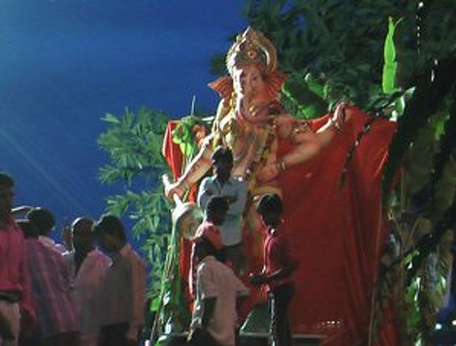 インドのひょうきんな(日本人にはそう見えるだけ？）頭が象、<br />手が４本で座った神様ガネーシャのお祭りが初秋のインドで行われました。