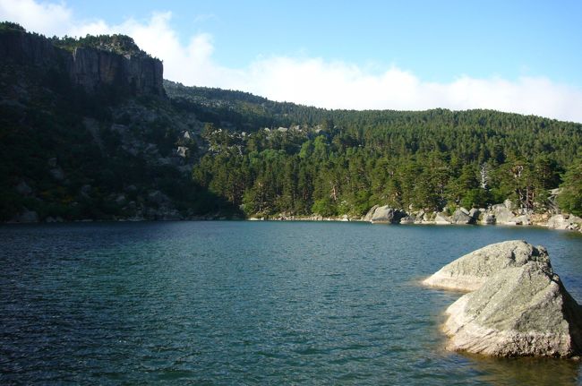 ソリアから車で1時間ほど行ったところに、Laguna Negra de Urbionという小さな湖があります。<br />湖は本当に小さいのですが、周囲の松林がすごい！広大な面積です。林じゃなくて、森というか、山々が松で覆われているんです。<br />