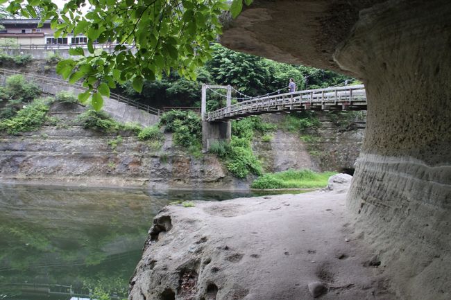 【塔のへつりとは、1943年（昭和18年）河食地形の特異例として国の天然記念物に指定されている。象塔岩・獅子塔岩・九輪塔岩・尾形塔岩などと名づけられた様々な岩があり、橋のたもとには虚空蔵尊が祭られている。「へつり」とは地方の方言で「川に迫った断崖」という意味で、その景色は圧巻である】駅前の説明版からです。