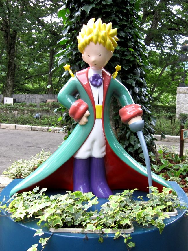 7月19日に、リニューアル・オープンした「星の王子さまミュージアム」<br />ここに来るのは、10年ぶりくらい…<br /><br />覚えているのは、ヨーロッパを模した町並みのところ。<br />作者、サン=テグジュぺリが過ごしたという宮殿のような建物。<br />中にあった星の王子さまの登場人物の人形…<br />月日が経つと、けっこう忘れてしまいます。<br />ですから、今回はじっくり見ます。<br />写真もいっぱい撮ります。<br />園内にいた時間は、なんと4時間!(昼食含め)<br /><br />このミュージアムは、「星の王子さま」の作者、<br />サン=テグジュぺリのを紹介するものでもありました。<br /><br />リニューアル前のミュージアムに「べるつくさん」が行かれています。<br />どのように、リニューアルされたかがわかります。ご覧下さい。<br />http://4travel.jp/traveler/berutsuku/album/10344832/<br /><br />