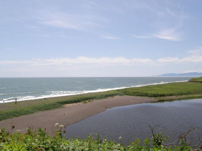 十勝の海辺、余り知られていないのですが海跡湖、原生花苑があります。その中でもホロカヤントーは海と湖の間がほんの少しの砂浜だけ。大好きな場所です。<br />