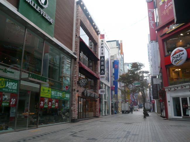 近いのに何故か行ってなかった韓国。<br />何時でも行けると思うとそうなるのかもね。<br /><br />母親と親子でソウルを旅しました。<br /><br />日本感覚で宿と飛行機のみで現地はフリープランで行動。<br />全然日本感覚で旅出来るよ！！<br /><br />楽しかったな。嵌まりそうです！韓国！！