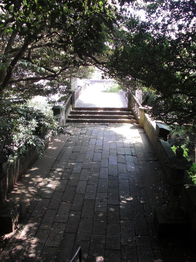 下総國猿田神社（さるた じんじゃ）は、<br /><br />猿田彦大神（さるたひこのおおかみ）を主神として、<br />天鉦女命（あめのうずめのみこと）、<br />菊理媛命（くくりのひめのみこと）、<br /><br />を配し、地元は元より遠く関西九州に至る広範囲の地域で信仰される神社です。<br /><br />創建は後世たる史実を検討する限り、紀元前５年たる第１１代垂仁帝（すいにん）の御在世中に成立したものとされております。<br /><br />即ち、此れは神話たる側面を別にすれば関東は言ふに及ばず我が国に於ける最古参格の神社と言う事になります。<br /><br />横浜臨海公園の想像を含ませるならば、今から２０００年以上昔、猿田界隈は川砂が堆積する以前、此の辺一帯に海岸線が現在の猿田神社付近に存在し、猿田神社は原始的海の守護神として近隣諸人々から崇められた存在だたのではと推察しております。<br /><br />奈良朝後期、神護景雲2年（７６８年）に第４８代称徳女帝より『郡司社』に任ぜられ、更に、平安朝初期には第５２代嵯峨帝より『本朝尊棟梁』なる御親筆金勅額が下賜される等の史実が伝播されてます。<br /><br />その後も、鎌倉幕府、足利幕府や地元豪族たる千葉一族を初めとして崇敬を集め、天昇９年（１５９１年）に徳川家康は将軍宣下と共に幕府を通じ幕末まで毎年３０石を安堵されます。<br /><br />神仏混合が現在も色濃く残り仏滅日は神社全体が無人の社と化す特異性を有するにも猿田神社ならではです。<br /><br /><br />猿田神社（さるたじんじゃ）<br />銚子市猿田町１６７７<br />?： ０４７９−３３−０３６２<br />総武本線猿田駅 徒歩４分<br /><br /><br />表紙は猿田神社煉瓦造参道。<br />