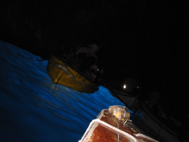 ナポリへ向かい、高速船でカプリ島に行き青の洞窟に入りました。<br /><br />見れないときもあると聞いていたので、見れてラッキー♪<br /><br />