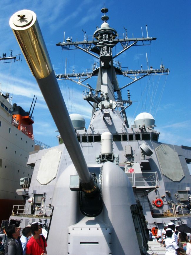 海上自衛隊ヨコスカサマーフェスタ2009に行き、アメリカのイージス艦：カーチィス・ウィルパーも見学しました。<br /><br />カーティス・ウィルバー (USS Curtis Wilbur, DDG-54) は、アメリカ海軍のミサイル駆逐艦。アーレイ・バーク級ミサイル駆逐艦の4番艦。ミサイル防衛対応艦船。艦名はカーティス・ウィルバー（カルビン・クーリッジ大統領の下の第43代海軍長官）に因む。<br />カーティス・ウィルバーはメイン州バスのバス鉄工所で1991年3月12日に起工、1994年3月19日にカリフォルニア州ロングビーチで就役した。就役式典では海軍長官ジョン・H・ドルトンが演説を行った。1994年10月、カーティス・ウィルバーは女性乗組員を乗艦させる初のイージス艦となった。2006年時点で、カーティス・ウィルバーは横須賀が母港である。（フリー百科事典『ウィキペディア（Wikipedia）』より引用）<br /><br />海上自衛隊横須賀地方隊については・・<br />http://www.mod.go.jp/msdf/yokosuka/<br />海上自衛隊：ギャラリー(艦艇)については<br />http://www.mod.go.jp/msdf/formal/gallery/ships/dd/index.html<br />横須賀観光情報（ここはヨコスカ）については・・<br />http://www.cocoyoko.net/index.html<br /><br />記念艦『三笠』見学・海上自衛隊ヨコスカサマーフェスタ2009 <br />■出発地 関東/千葉県 ■日数 日帰り ■料金 6,350円■旅行条件昼食：1回／添乗員 ： あり　■旅行目的 バスツアー <br />京成津田沼(7:50発)--記念艦・三笠【散策　約50分】--海上自衛隊横須賀基地【散策　約5時間】--横浜中華街【散策　約100分】--京成津田沼(19:50着) 