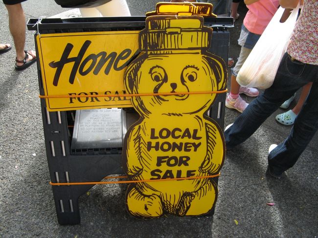 久し振りに夏に夏休みが取れることになる。<br />何年ぶりだろう。<br /><br />とりあえず、最近お世話になっている旅行会社に行き、航空券の値段を確認。<br />世間も夏休みのため旅行代も通常より高かった。<br />税込み28万円なり。。<br />行きの飛行機はビジネスクラス<br />帰りはJMBのポイントを使用してファーストクラスにアップグレードをする。<br /><br />休暇を楽しみたいとおもいます。<br /><br />今回の日程<br />7月25日  JO76 18:45 〜 7:15<br />         とりえず、土曜日なので、サタデー・ファーマーズマーケットＫＫＣ（何回もハワイに行っているのにはじめて）<br />7月26日　レンタカーを借りノースへ<br />　　　　 日曜日なので、とりあずフリフリチキンを食べたに。<br />　　　　 これも初　　<br />7月27日　未定<br />7月38日  JO71 <br /><br />いつも宿泊しているヒルトンがなぜかとれなかったので、宿泊先はエクスペディアでアストンワイキキジョイホテルを予約する。<br />1泊　9,435円（税別）<br />3泊　32,607円（税込）<br />