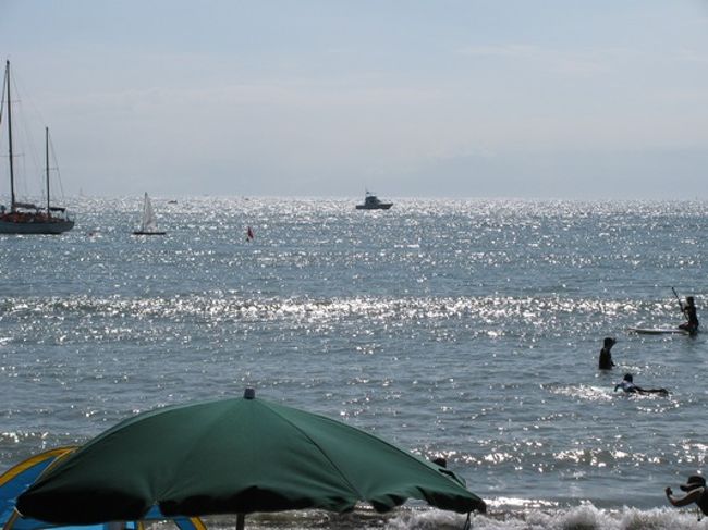 この所、気分が沈んでいる私。。。気分転換をしに海へ行きたいと思っていたら友人が「私も現実逃避をしたいわ」と付き合ってくれることになり、前日に決めて葉山の一色海岸へ行くことにしました。私は約20年振りくらい。交通の不便さもあるせいか結構穴場的な海水浴場だもんね。湘南のように殺人的な混み方はしないよね、きっと・・・ということで行ってきました。本当に行って良かった！そして付き合ってくれた友人に感謝。。結構、朝早くに出たからね。。。ひと夏に1回は行こうね、と二人で決めました。UMIGOYA＜http://www.umigoya.net/＞も居心地が最高に良かった♪私的に海にぴったりの「Ne-Yo」の切ない歌声をずっと聞きながら幸せな時間を過ごしました。