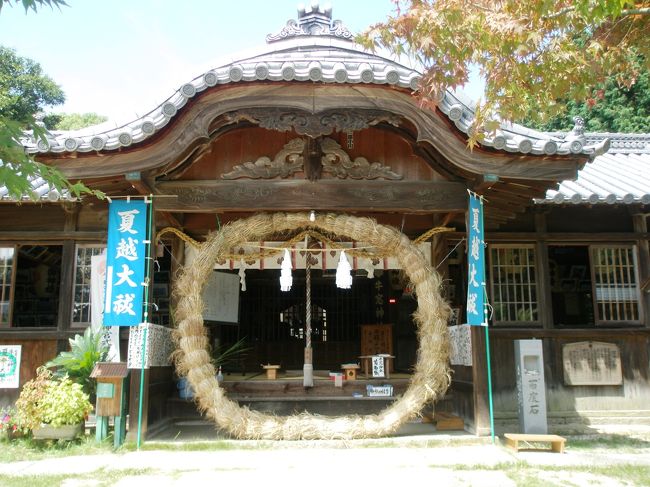 　当社は原初の頃は、土地の神霊及び氏の祖先の神霊をまつっており、牛窓明神と呼ばれていたが、長和年間、教円大徳によって豊前（大分県）の宇佐八幡宮から応神天皇・神功皇后・武内宿禰命・比賣大神の御神霊をお迎えして牛窓八幡宮となり、明治６年郷社に列せられ牛窓神社と改称した。社伝によれば、鎌倉・室町時代の山城国男山八幡宮（石清水八幡宮）の古文書に「牛窓別宮」の名があり、当時牛窓が石清水領であったと共に社格が大変高かったようである。神階は従三位、式外社、備前国古社１２８社の内の１社にして明治６年郷社に、明治４２年神饌幣帛料供進神社に、昭和１５年県社に、それぞれに列せられたが、終戦と共に社格は廃止された。<br /><br />　弘治元年（1555）芸州の乱の時、海賊の焼打ちに遭い、全山を焼失し、社殿、宝物、記録等全てを失った。当時、牛窓は内海帆船時代であり、交通運輸の重要港に成長し、藩の政治、住民の経済力の増加を背景に、神社に対する信仰心も高まった。江戸時代、特に寛政、文化の頃から境内を拡大し、社容を整えた。特に本殿は近世の社寺建築の粋を凝らしたもので、牛窓町の重要文化財に指定されている。<br /><br />　尚、当社の例祭は、毎年１０月第４日曜日に行われ、神輿やダンジリの巡幸など港町の風情溢れる祭り絵巻が終日堪能できる。