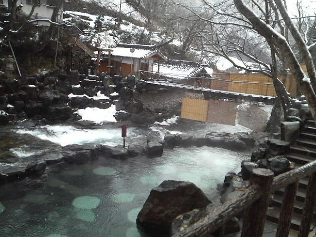 まだ雪が降ったりやんだりの谷川岳あたり。<br />川辺の露天風呂で雪見風呂。