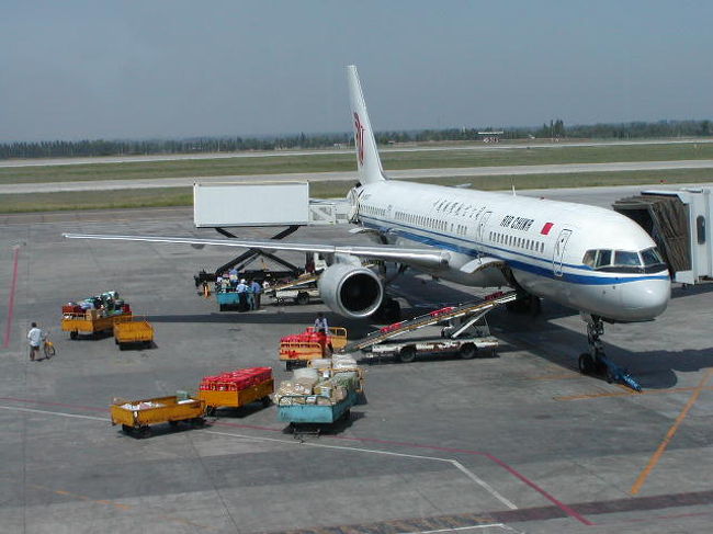 今回の旅行では、荷物が3回壊れてしまいました。<br /><br />中国国際航空のB757。<br />荷物は、台車で運び、ベルトコンベアで積み込んでいます。<br />見ていると、山積みで運搬し、放り投げるし、きっと機内でも人力で積み込んでいるのだろう。これじゃ、壊れるだろうね。<br /><br />1.成田−成都では、スーツケースのハンドルが壊れました。<br />　本体に異常はなかったものの、運搬は不便だし、クレーム。<br />　空港係員から証明書をもらい、帰国後CAと交渉。<br />　新しいスーツケースを購入した、と申し出たところ、領収書を出して欲しいと。ところが、クレジットカードで購入したものだから領収書がありません。結局、クレジットカードの控えでもOKになりました。原価償却するとかで、5,000円しか出なかったものの、約1ヶ月後に振り込まれた。<br /><br />2.列車から下車するときに、別のバッグの取っ手が破損。<br />　航空会社は関係ないので、旅行傷害保険の携行品補償を受けるべく、帰国後に保険会社と交渉。携行品の場合、現地での証人が必要だという。個人旅行だし、そんなのないと交渉の結果、バッグの補修の見積を出してと。そのバッグは中国に捨ててきてしまっている・・・。結局、全損扱い、購入時10,000円との自己申告に基づき、3,500円が後日振り込まれました。<br /><br />3.2のバッグが壊れたので、かわりに布製のキャリーバッグを購入。<br />　その翌日、ウルムチ−北京の航空機から出てきたときに、早くも布が大きく破れていました。クレームをつけると係員は、代わりの似たようなバッグを出してきました。その場で、入れ替えるのか、と思いきや、壊れたバッグもそのまま持っていっていいと。慣れているのか、まさか新しいバッグをもらえるとは、思いませんでした。