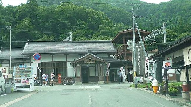 山寺・立石寺参拝前。<br /><br /> この旅の第一番目の訪問はJR仙山線・山寺駅へ。<br /><br /> まず1枚と思ったら、駅前にはサイクリストが沢山いるぞ!